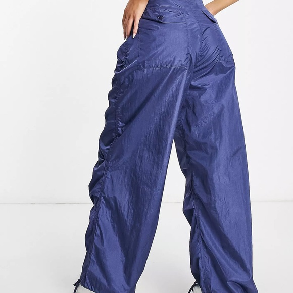 Edikted low rise wide leg parachute pants in navy - Picture 2 of 4